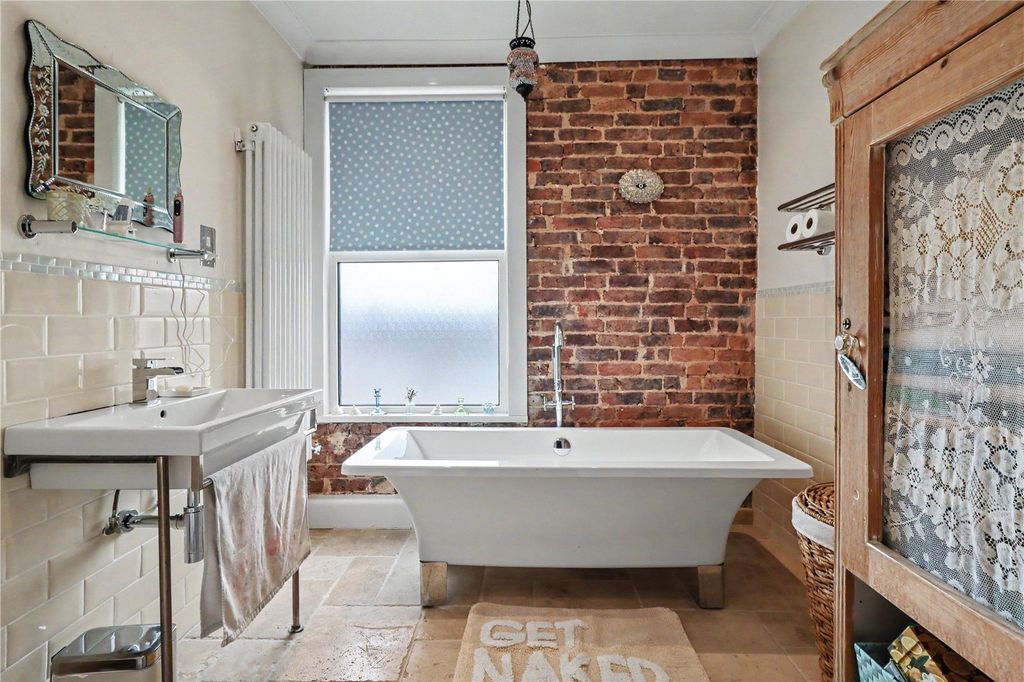 Property photo 2 of 17 Bathroom