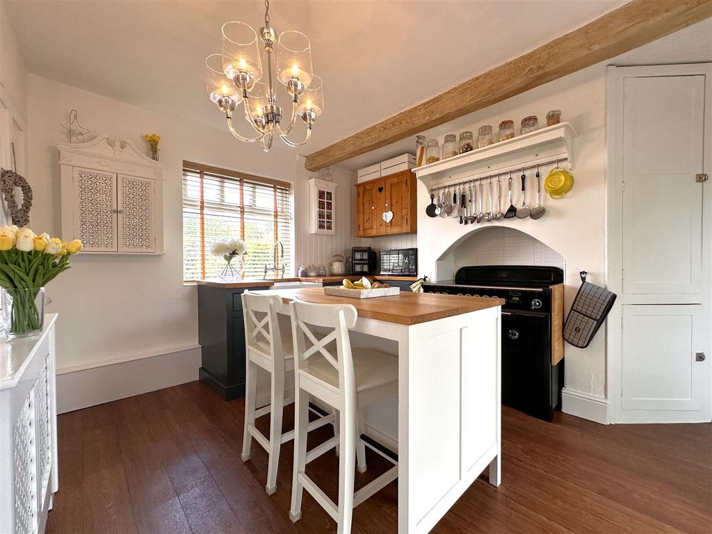 Property photo 2 of 21 Superb Breakfast Kitchen 702