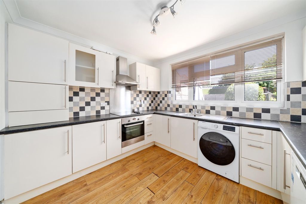 Property photo 3 of 18 Kitchen