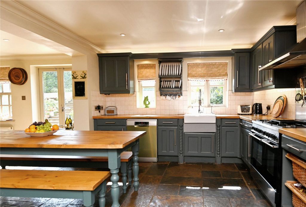 Property photo 3 of 16 Kitchen/Dining