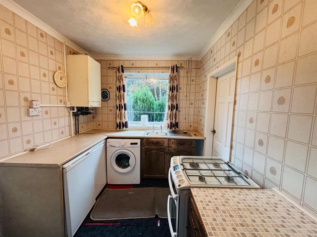 Property photo 3 of 13 Fitted Kitchen: