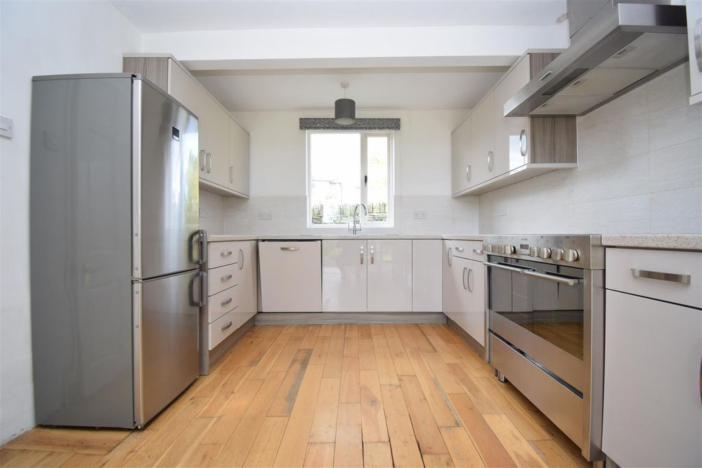 Property photo 3 of 27