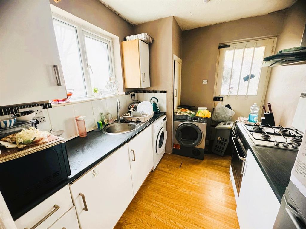 Property photo 3 of 7 Kitchen