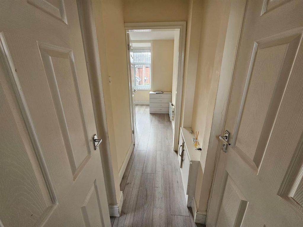 Property photo 3 of 9 Hallway