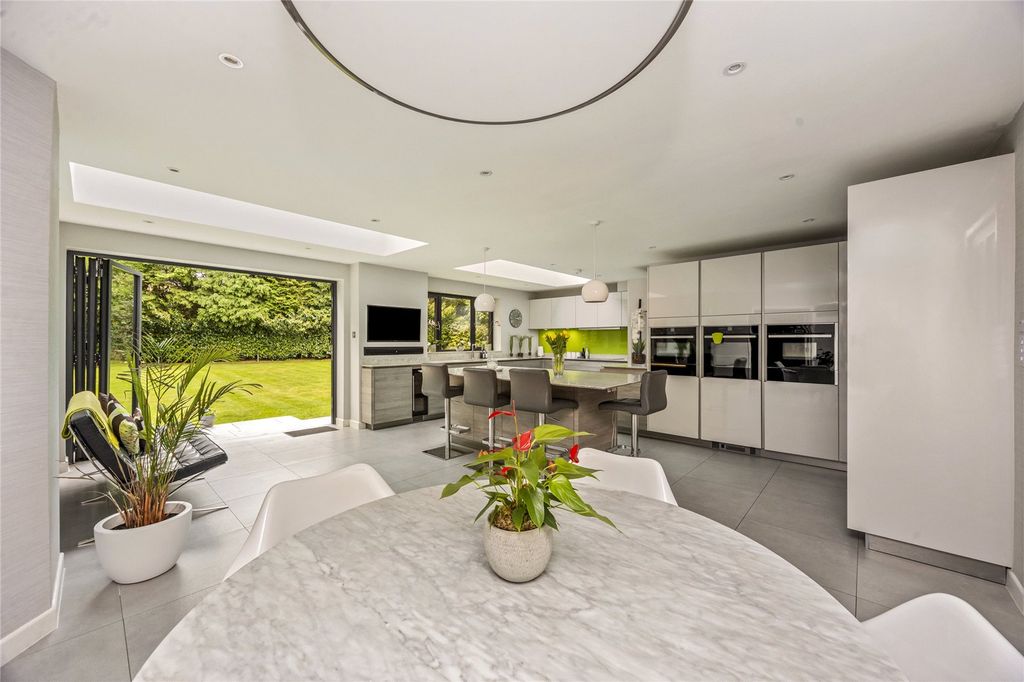 Property photo 2 of 25 Kitchen/Dining