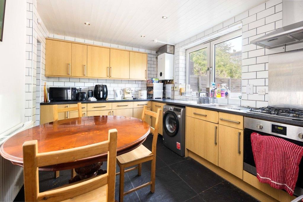 Property photo 3 of 17 Kitchen