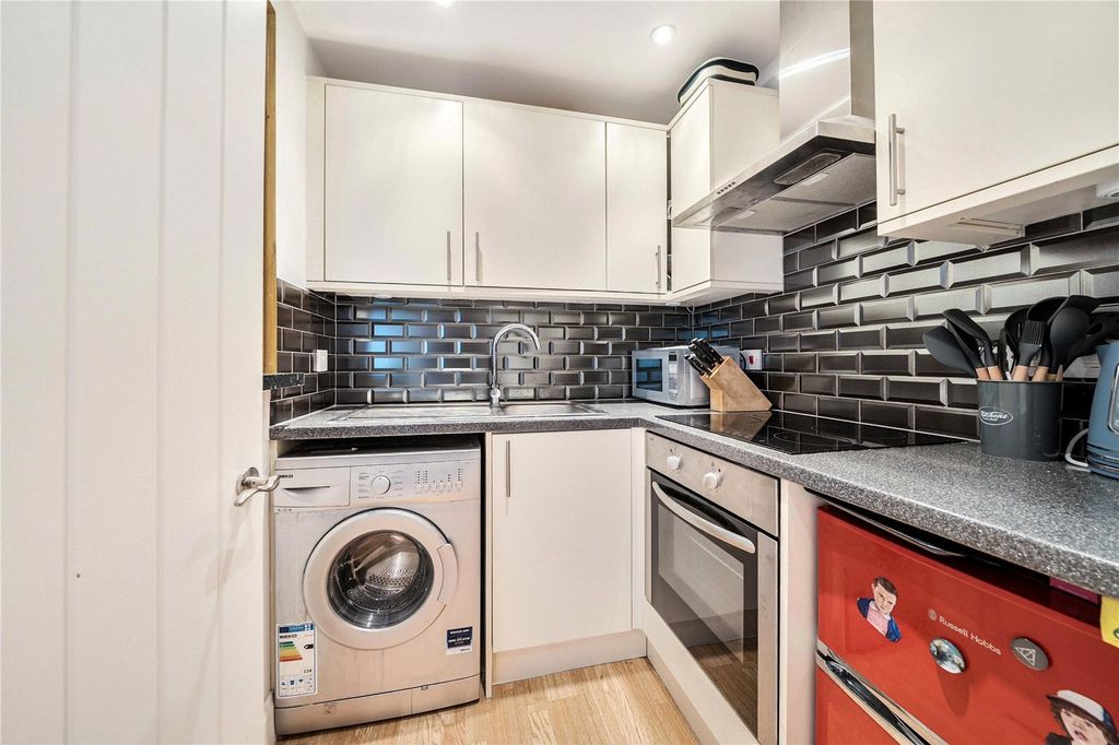 Property photo 2 of 9 Kitchen