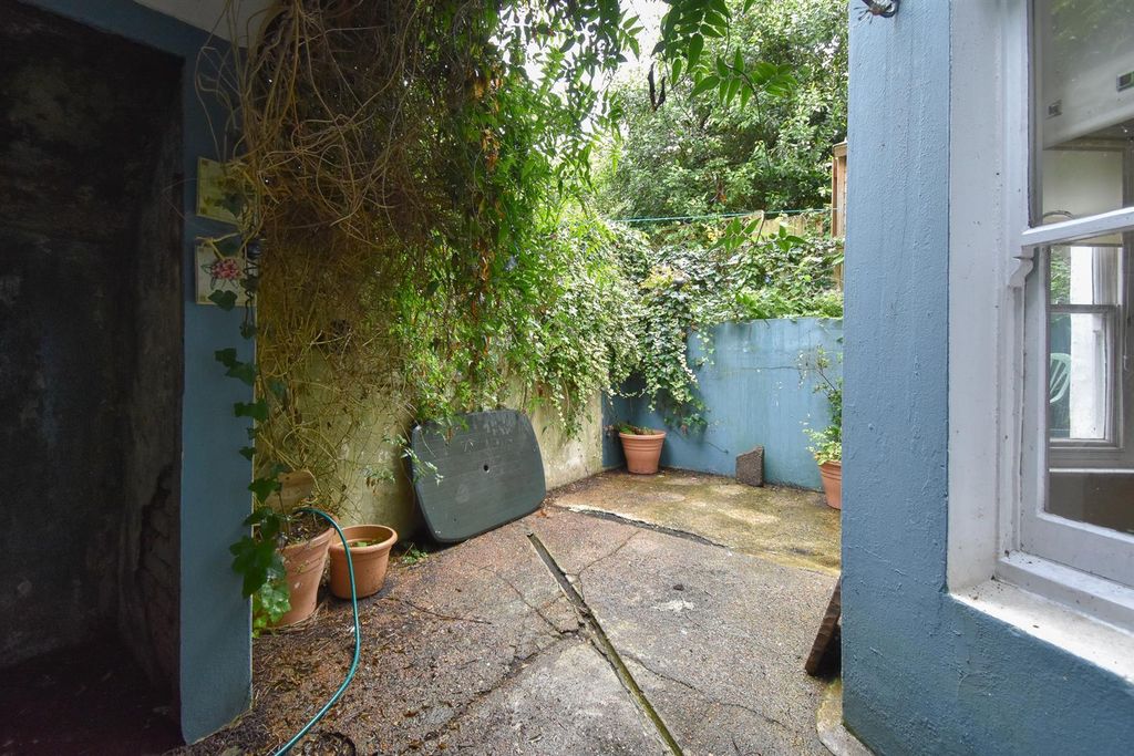 Property photo 3 of 10 Courtyard