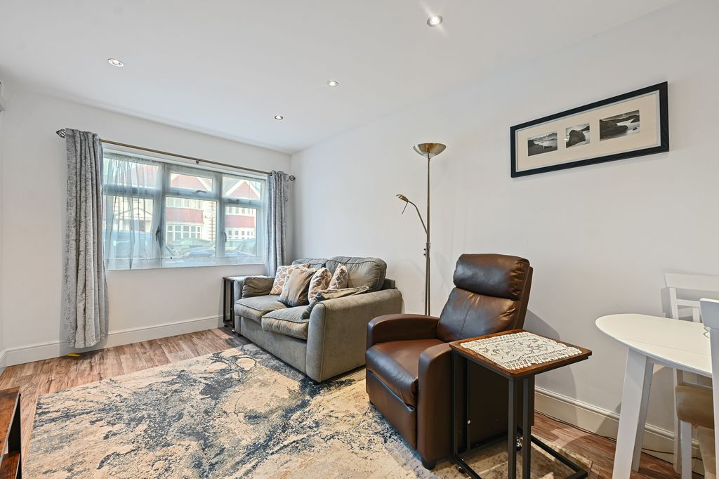 Property photo 3 of 7 Cs - 40B Northwick Avenue - Reception3 (1)