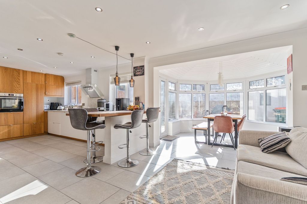 Property photo 2 of 35