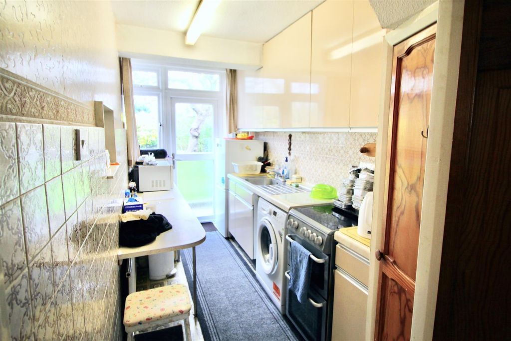 Property photo 3 of 9 Kitchen