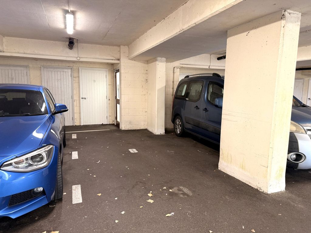 Property photo 3 of 12 Parking