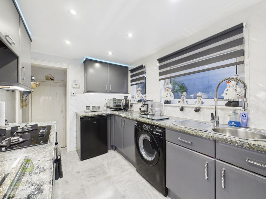 Property photo 3 of 10 Kitchen