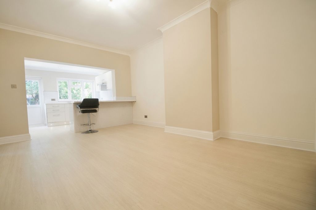 Property photo 3 of 8 2