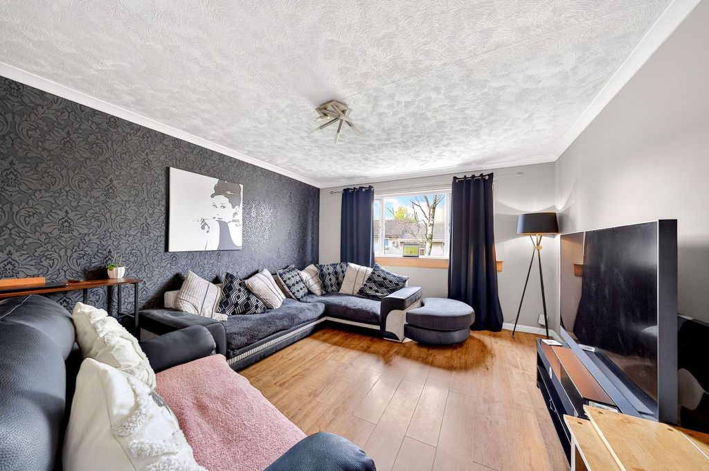 Property photo 3 of 14 Lounge