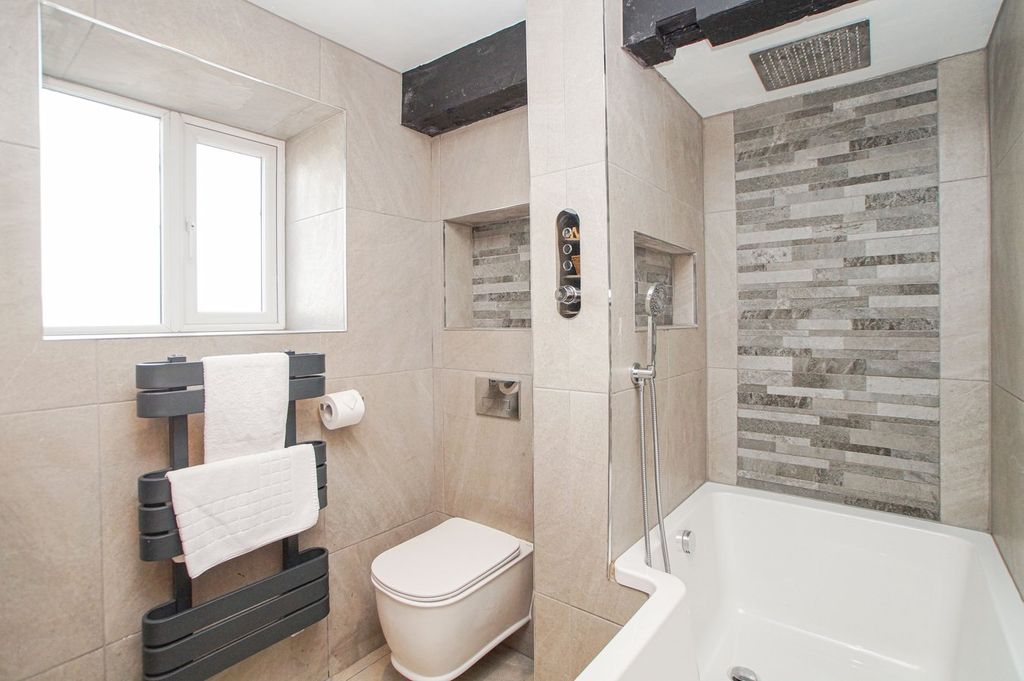 Property photo 3 of 18 Bathroom