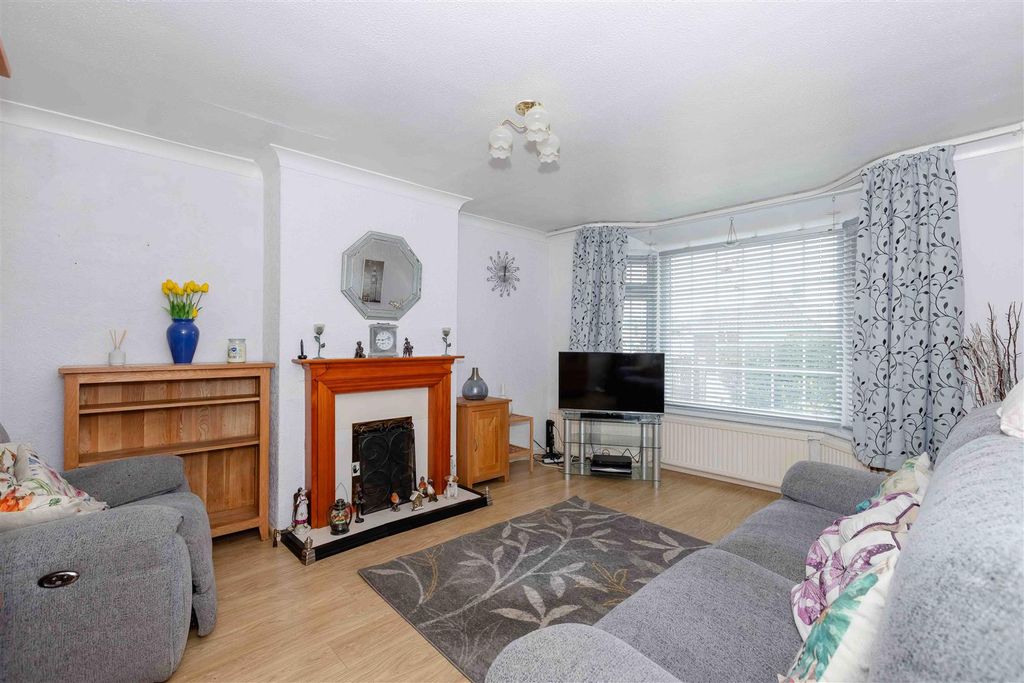 Property photo 2 of 14 Meadow Rd_11.Jpg