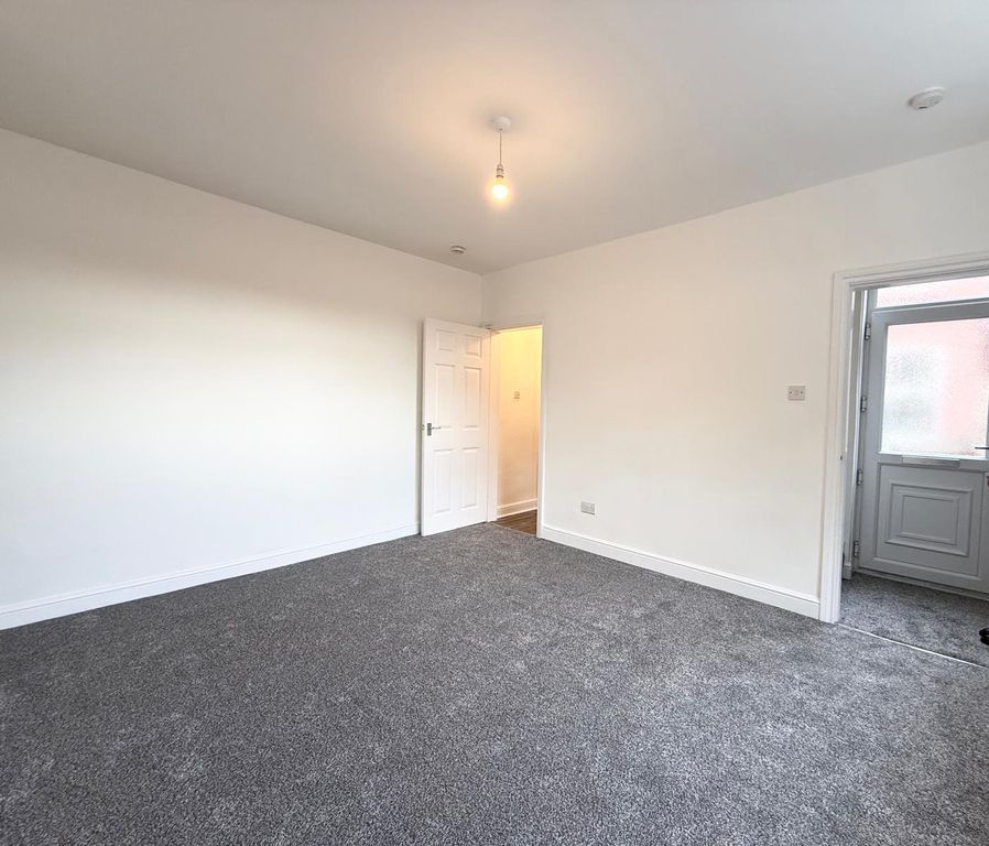 Property photo 1 of 12 2 Bed Terraced House To Rent New Street, Stairfoot S71 5Aj