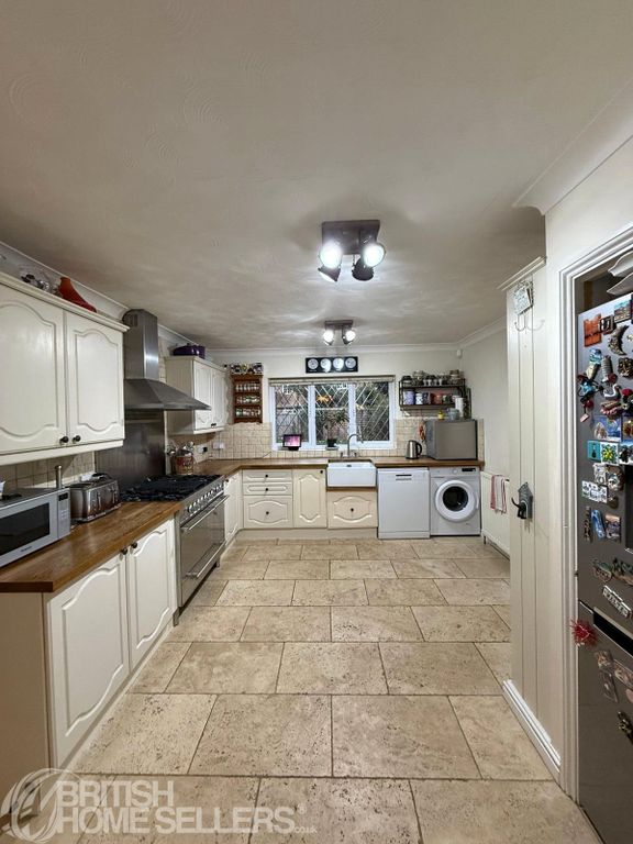 Property photo 2 of 23 Picture No. 11