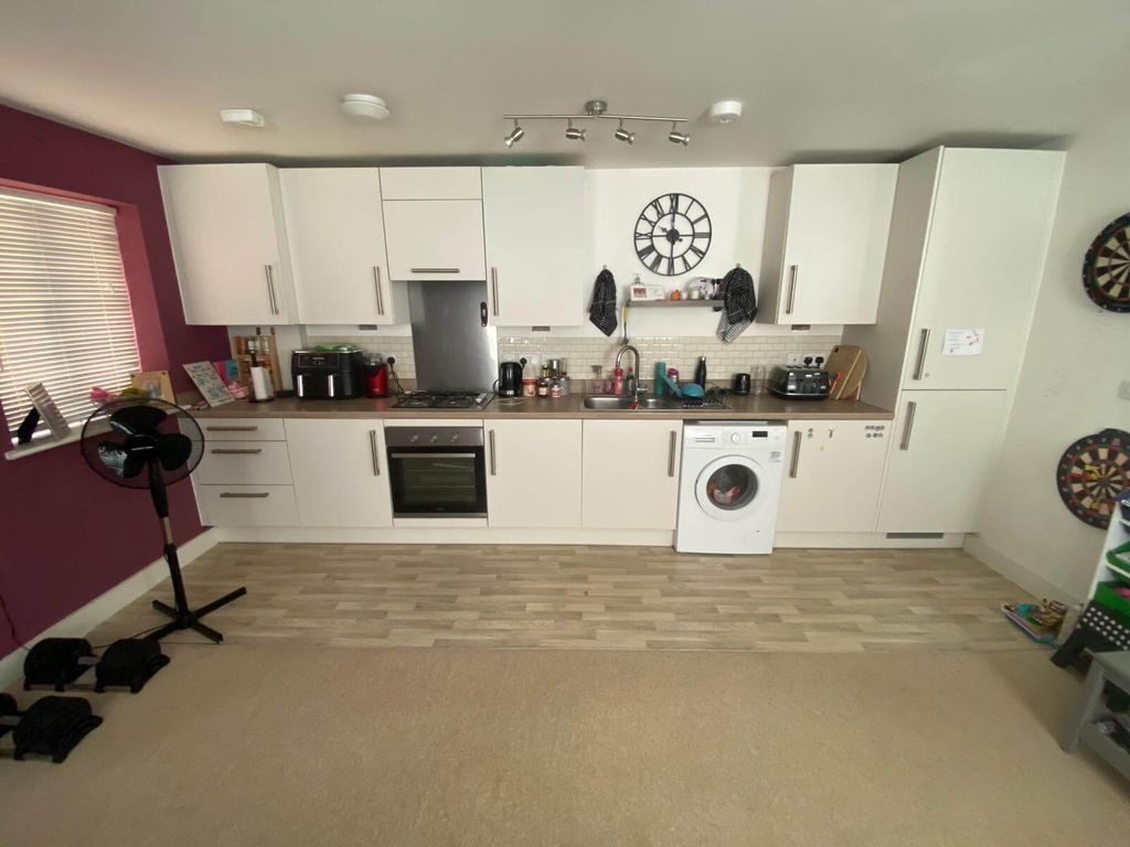 Property photo 2 of 14 Kitchen Area - 17 Victoria Gate.Jpg