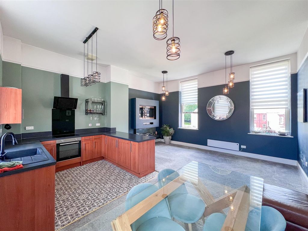 Property photo 2 of 17 Living / Kitchen / Dining