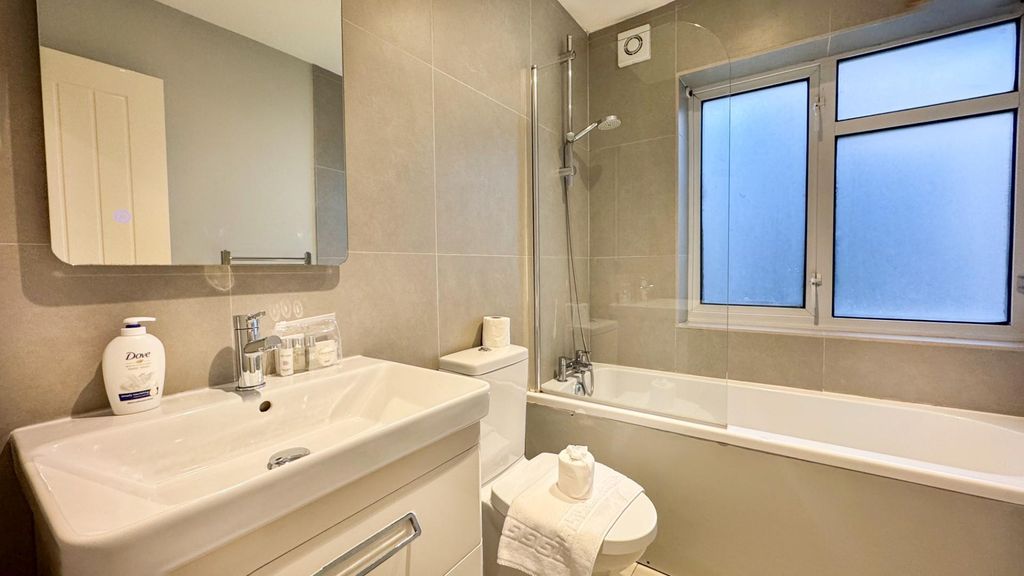 Property photo 3 of 8 Bath.Jpg