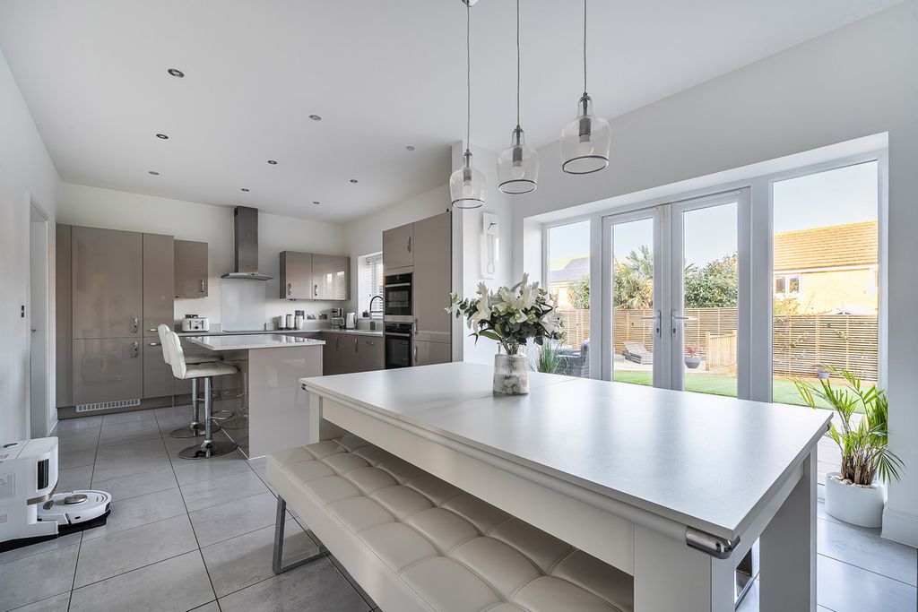 Property photo 2 of 21