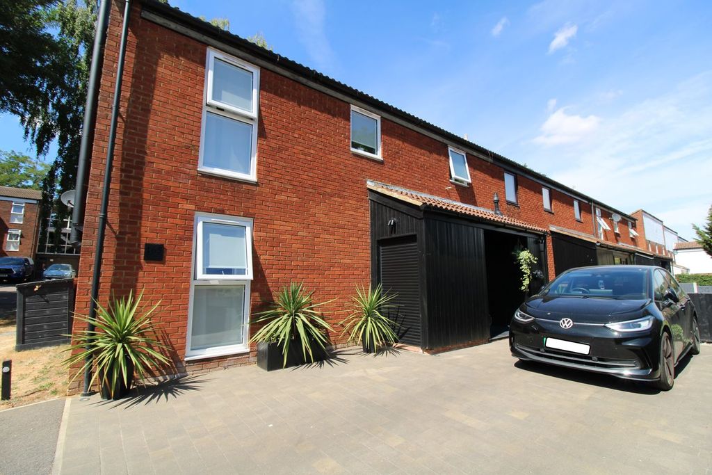 Property photo 1 of 10 Front