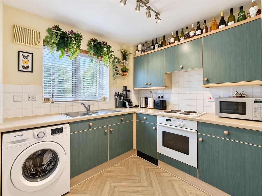 Property photo 3 of 9 Kitchen