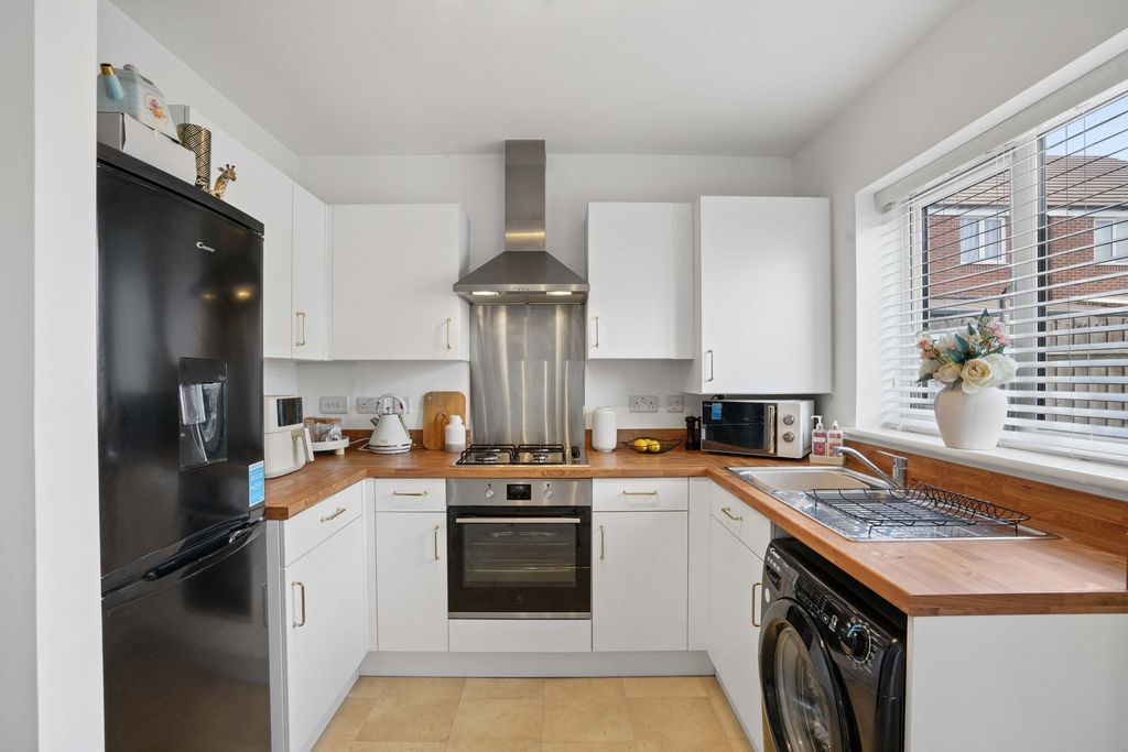 Property photo 3 of 9 Kitchen