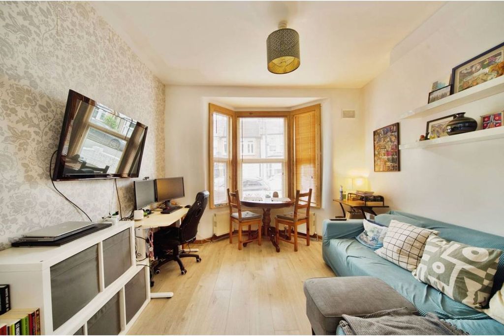 Property photo 2 of 20