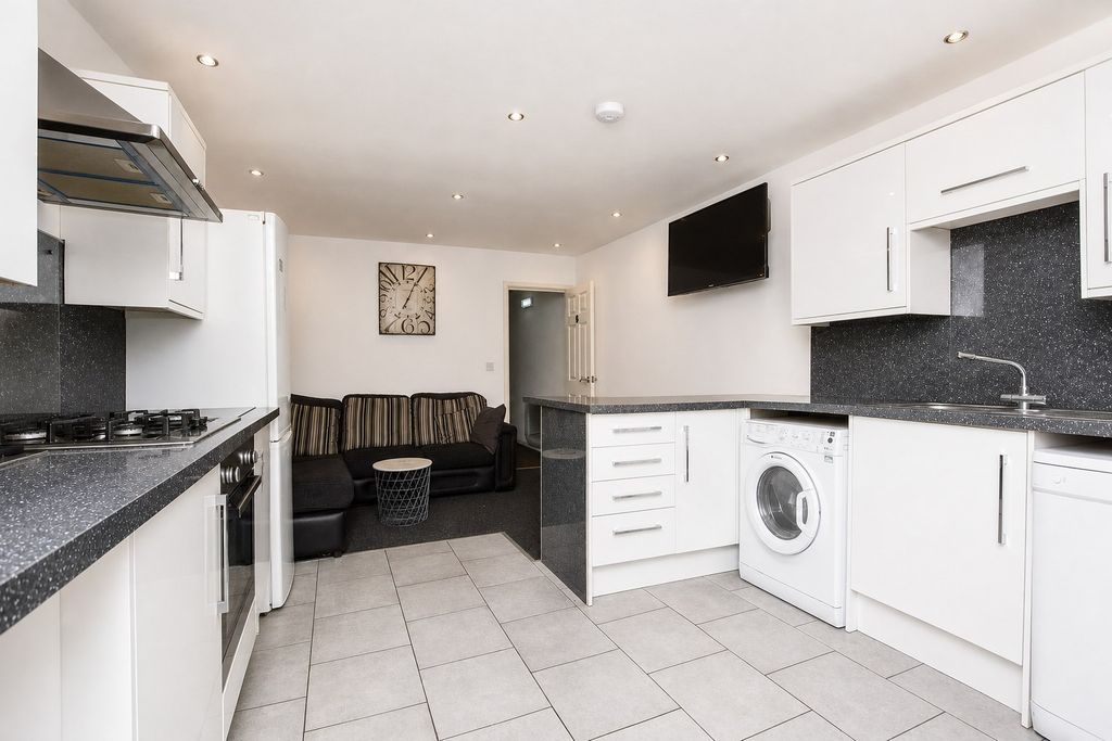 Property photo 3 of 13 Kitchen