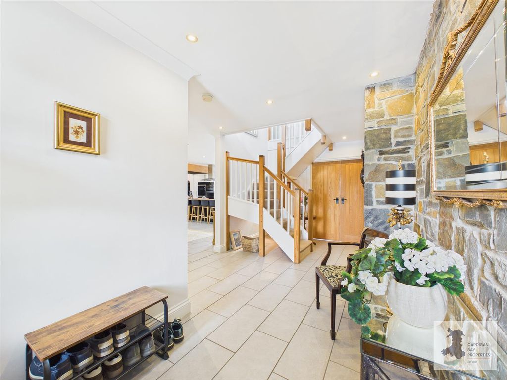 Property photo 3 of 42 Entrance Hall