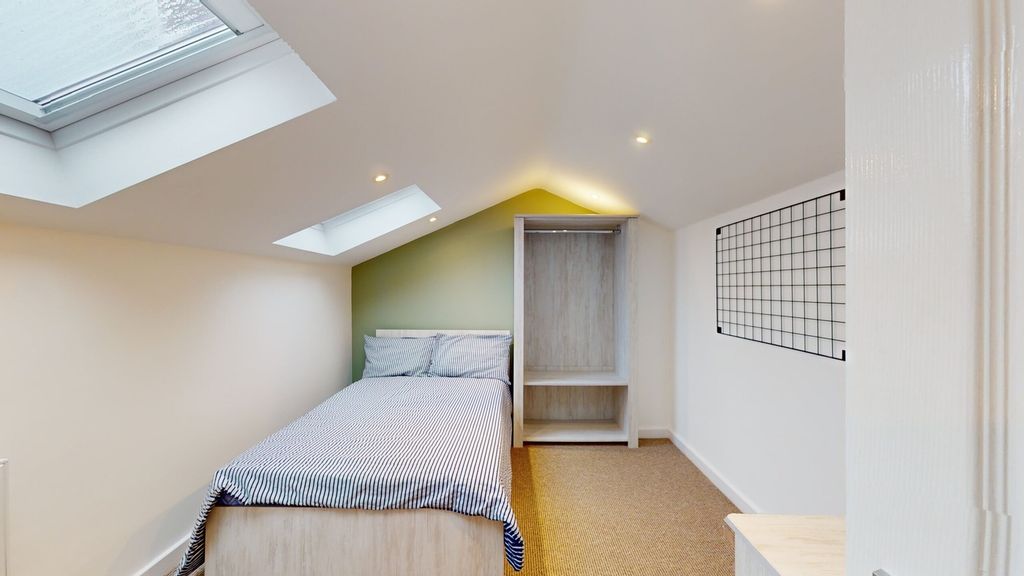Property photo 3 of 13 A Bright And Tidy Single Bedroom Featuring A Comfo...