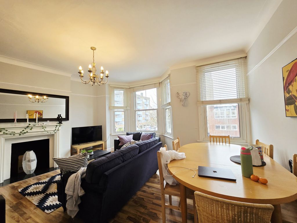 Property photo 1 of 10 A Spacious, Bright And Airy Three Double Bedroom Flat With A Large Private Terrace, Located Within Walking Distance Of Borough, London Bridge And Waterloo Stations.