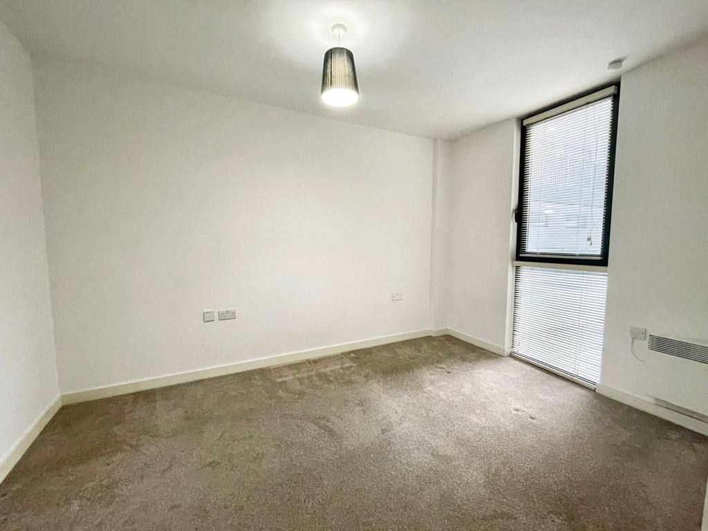 Property photo 2 of 6 Bedroom
