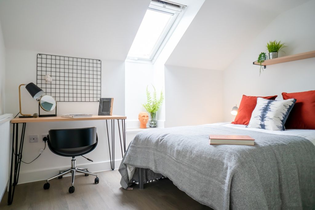 Property photo 2 of 5 Bright And Inviting Double Bedroom Featuring A Com...