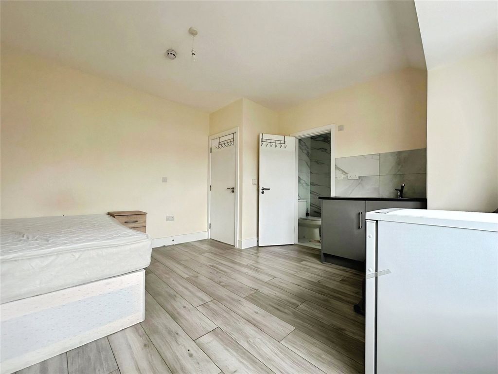 Property photo 3 of 6 Bedroom