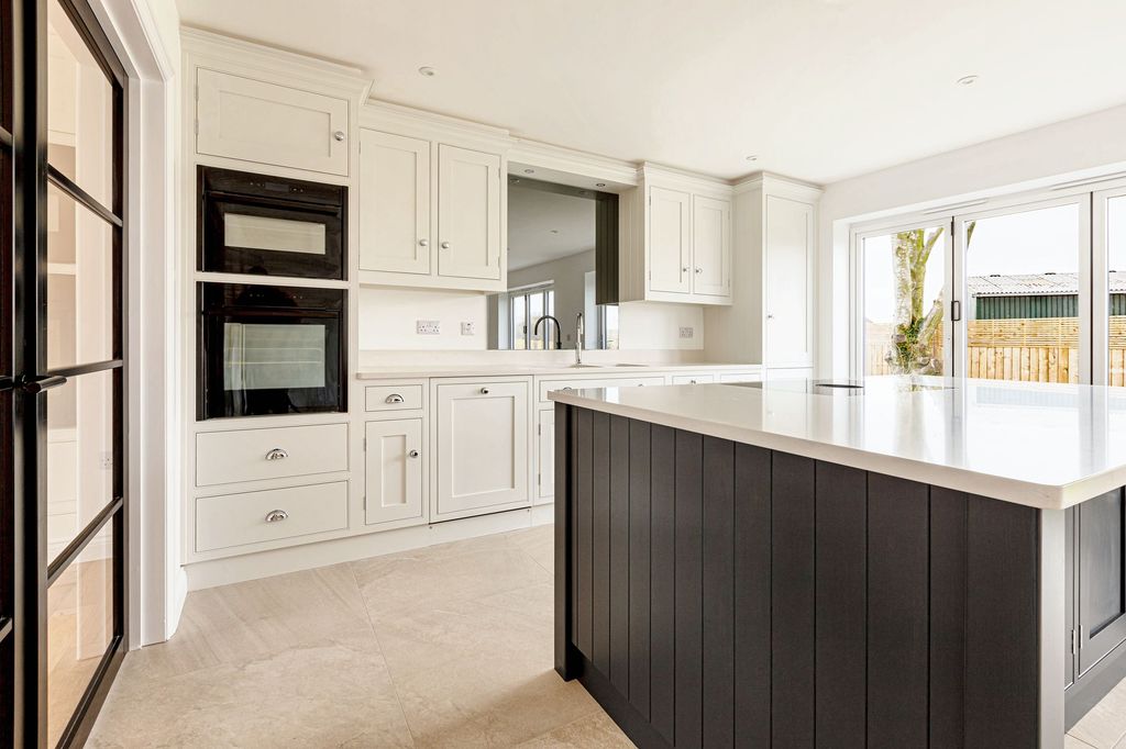 Property photo 3 of 16 Dining Kitchen