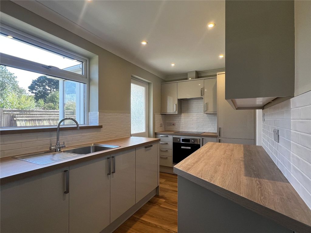 Property photo 2 of 6 Kitchen