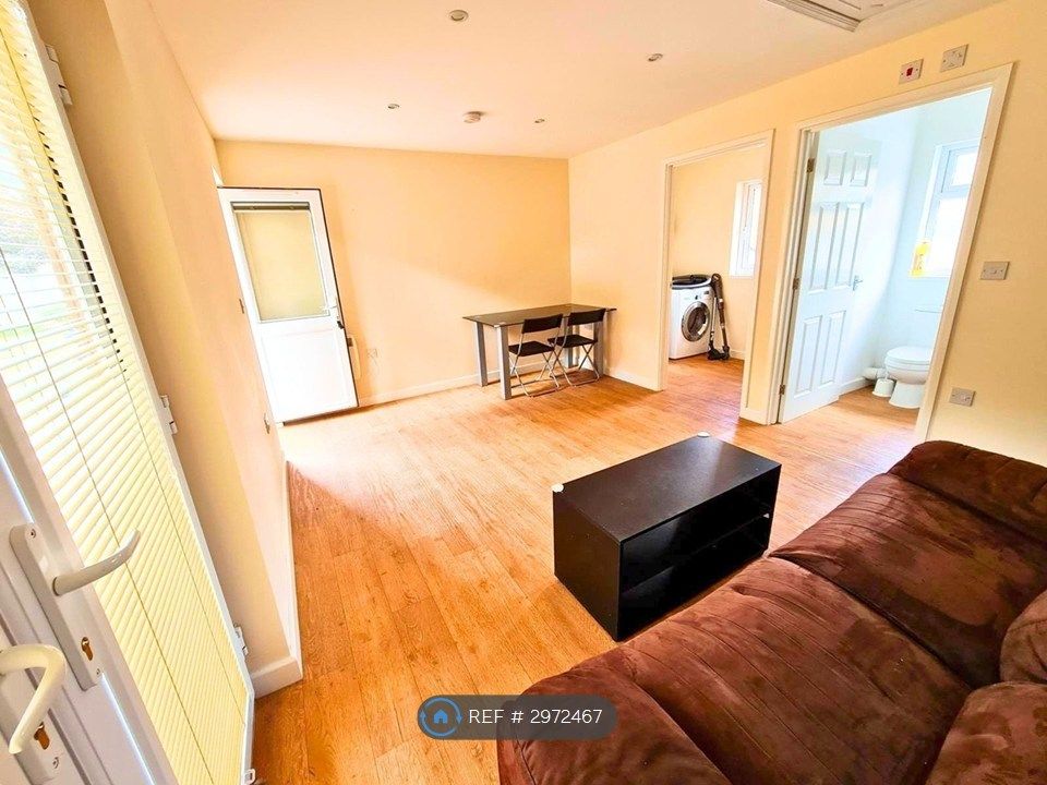 Property photo 1 of 3 Studio Flat Back View