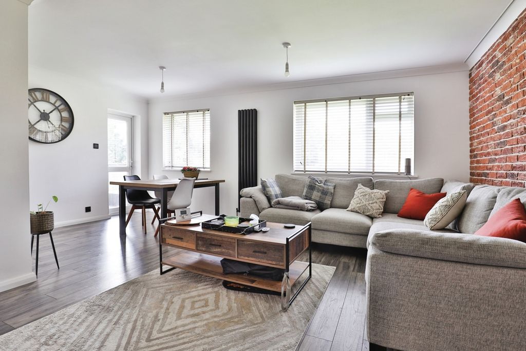 Property photo 1 of 17 Pbox-Img.Jpg