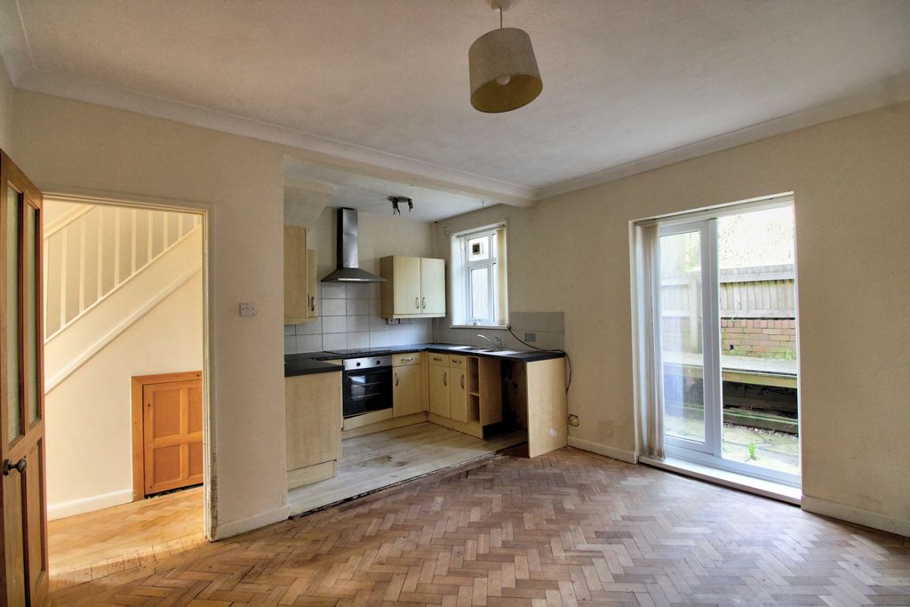 Property photo 2 of 13 Img_2107_8_9_Interior 4