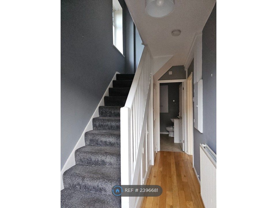 Property photo 3 of 17 Hallway
