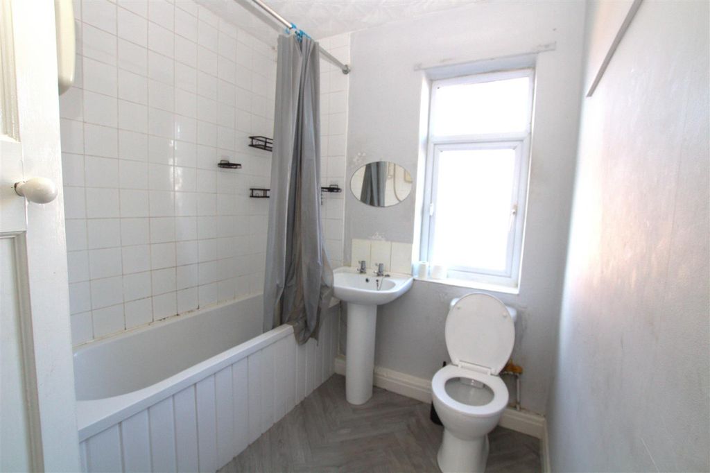 Property photo 3 of 11 Bathroom.Jpg