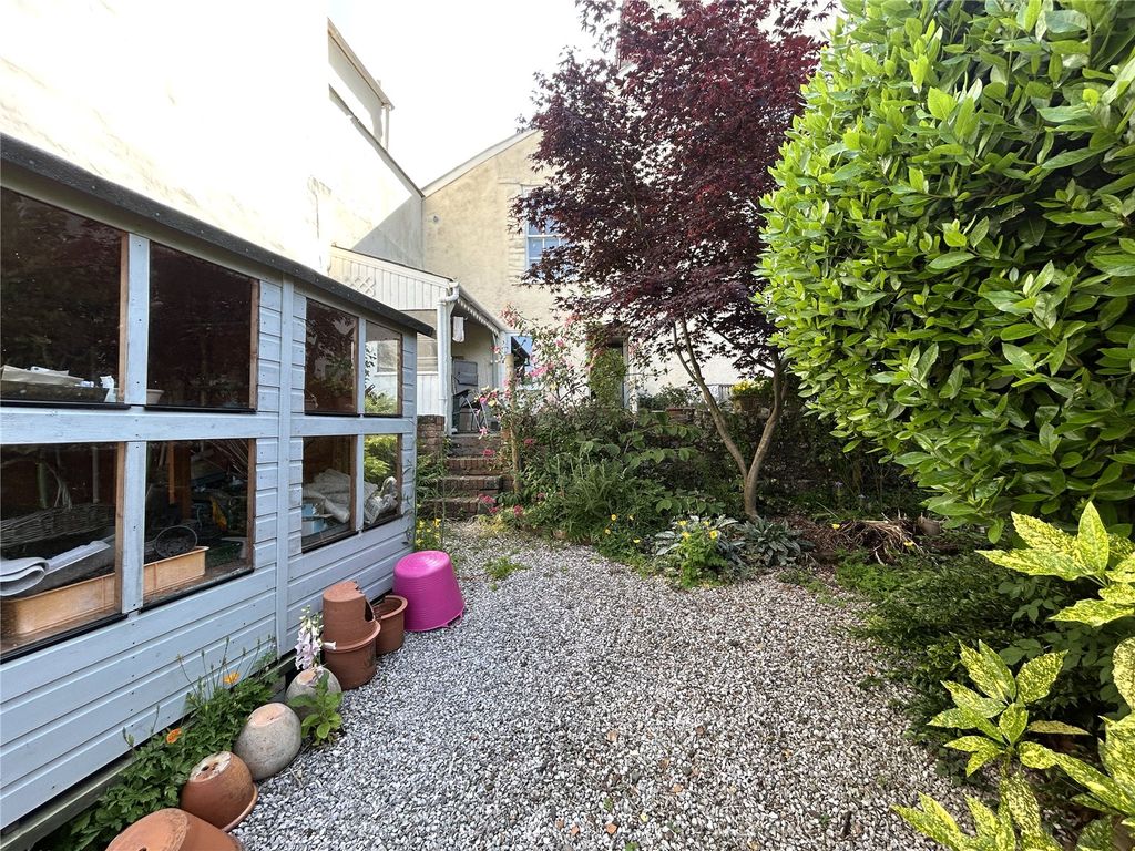 2 bed flat for saleSt. Peter Street, Tiverton, Devon EX16 photo 4