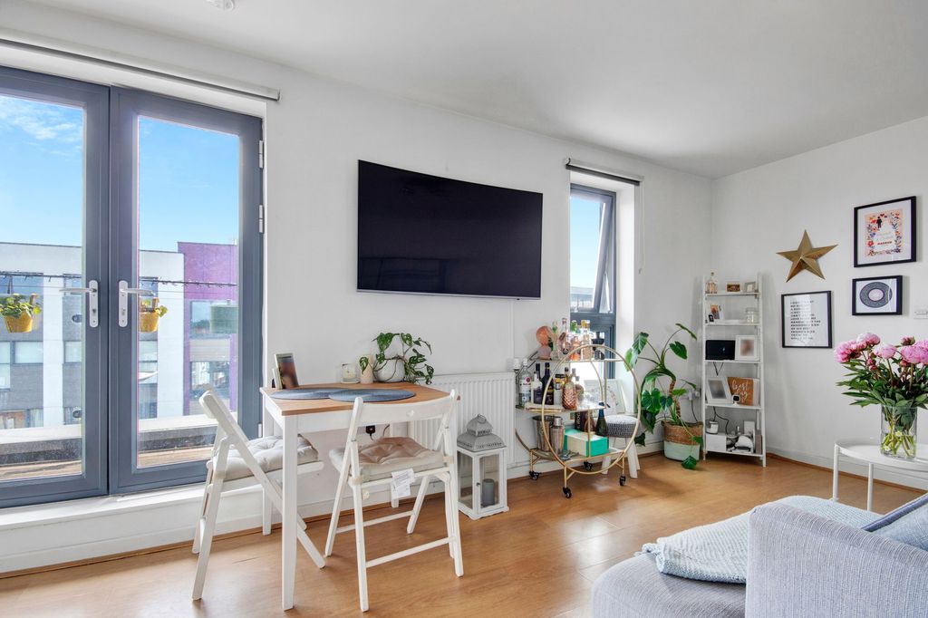 Property photo 3 of 10 Open Plan Living Room