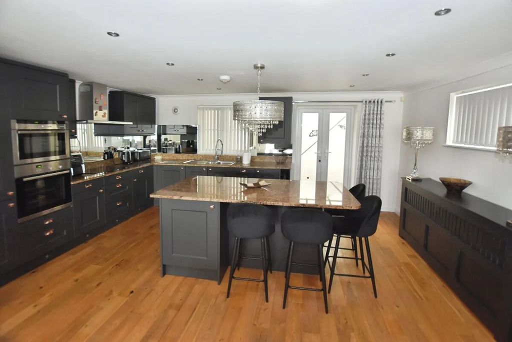 Property photo 2 of 12 Picture 2