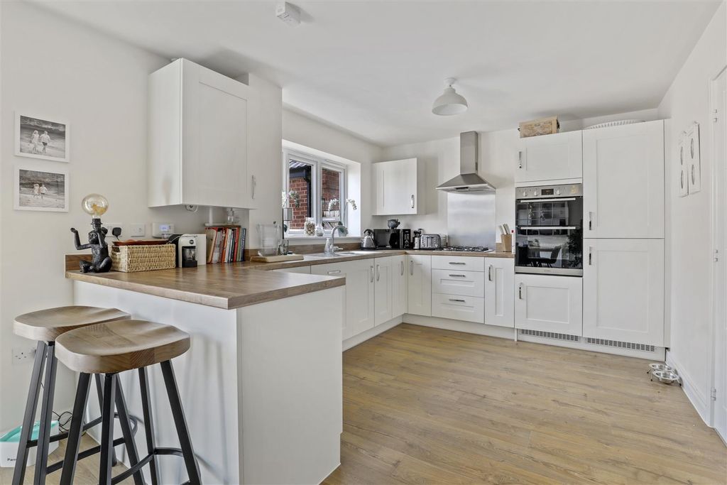 Property photo 3 of 10 Kitchen/Dining