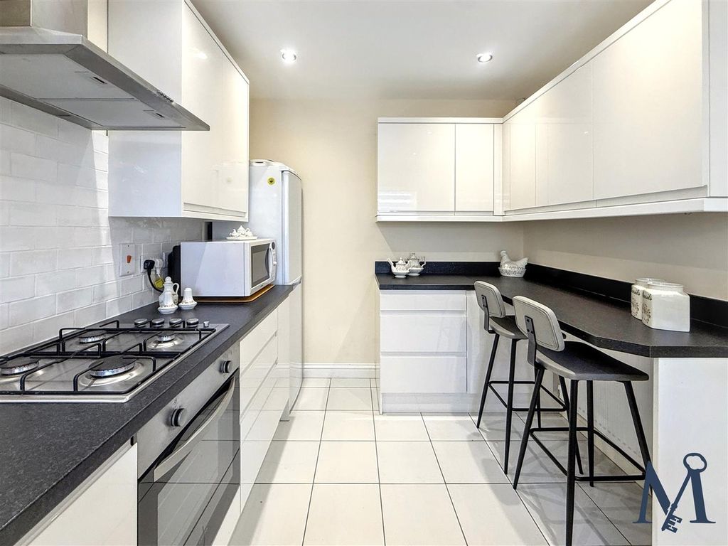 Property photo 3 of 23 Modern Breakfast Kitchen